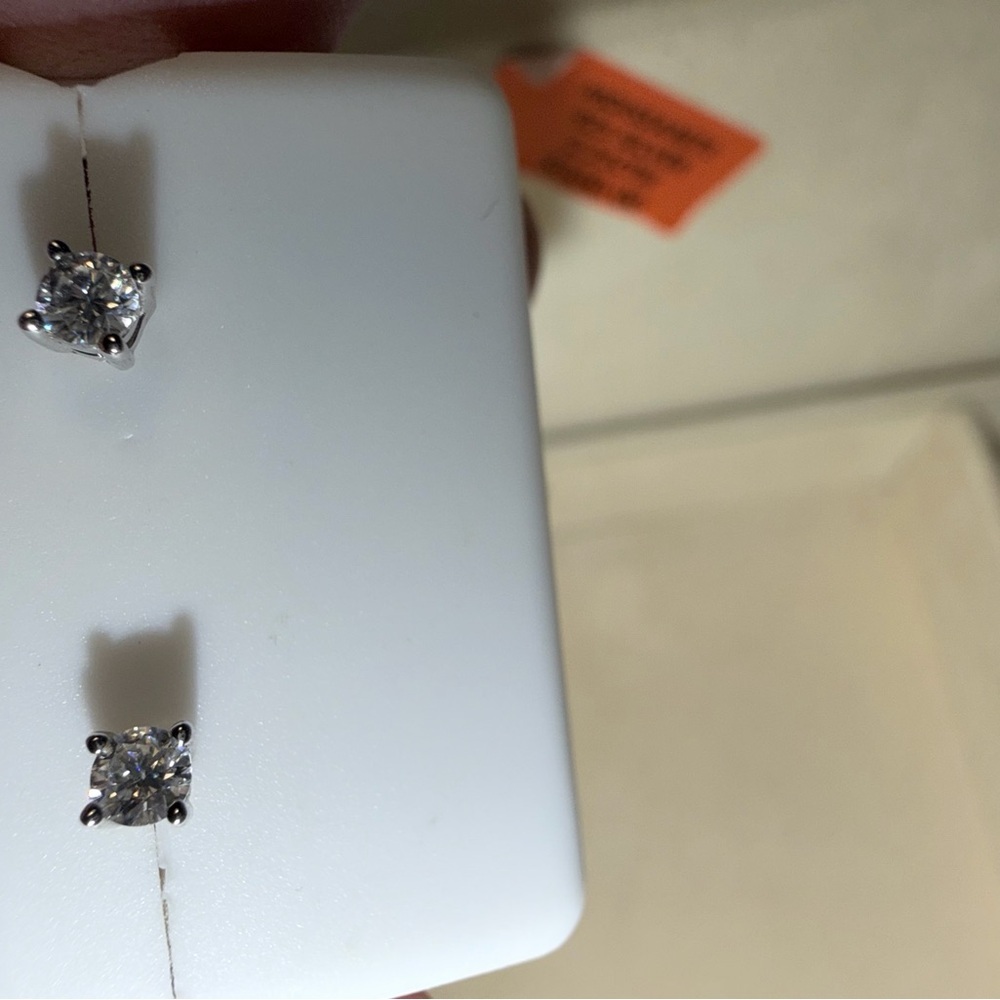 925 SILVER MOISSANITE 3MM
$100.00 0.25CTW